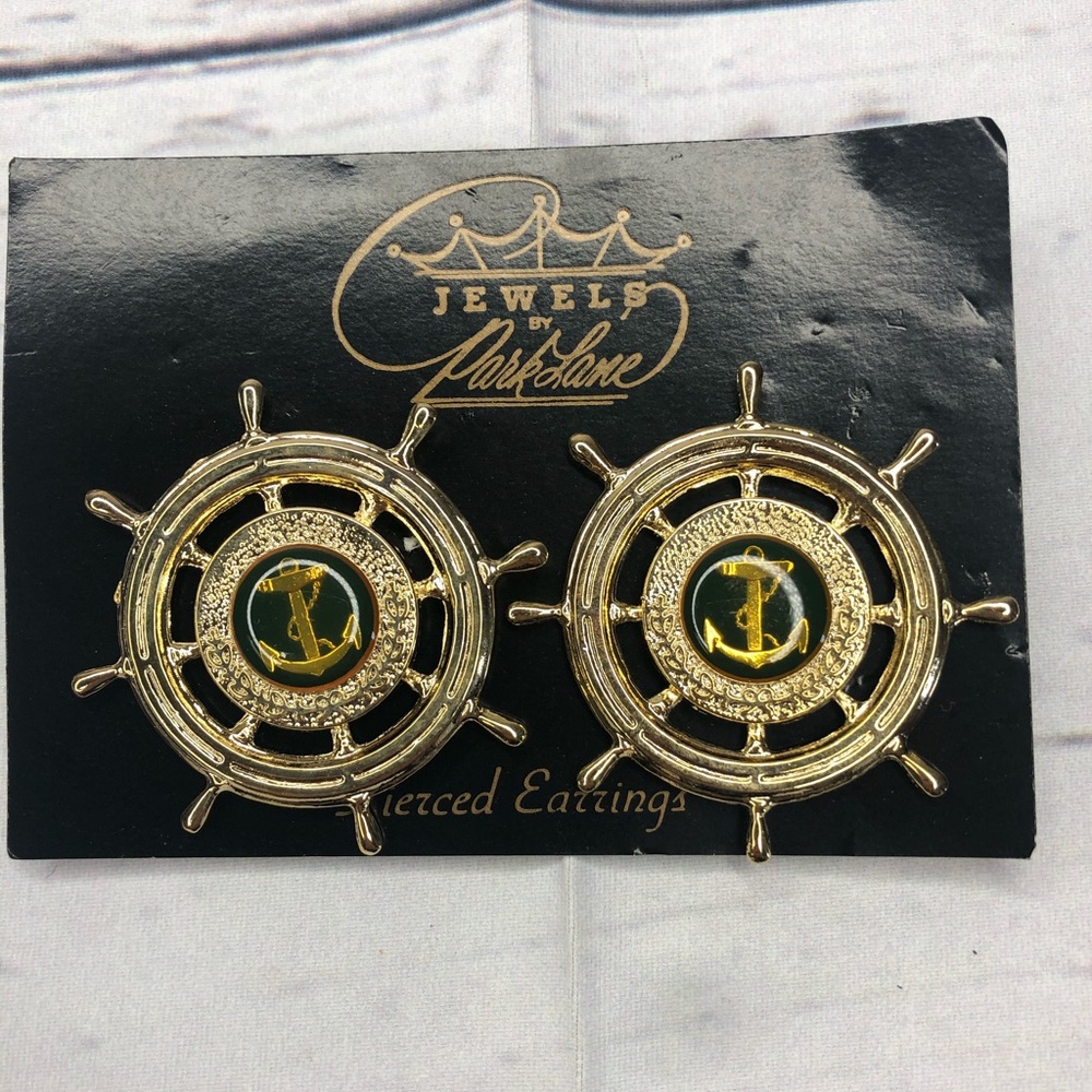 Bundle women’s earrings and pin